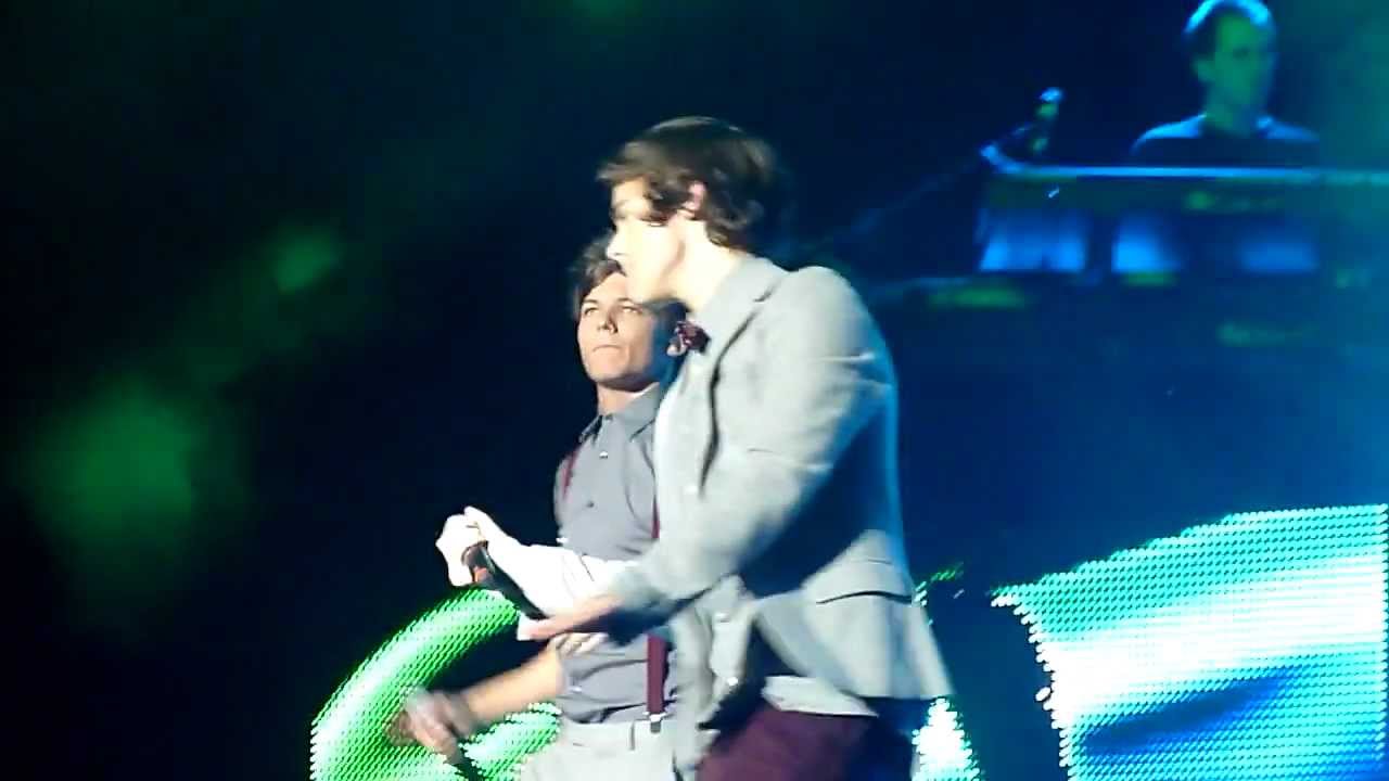 One Direction Tour - MANCHESTER - Tell Me a Lie HD