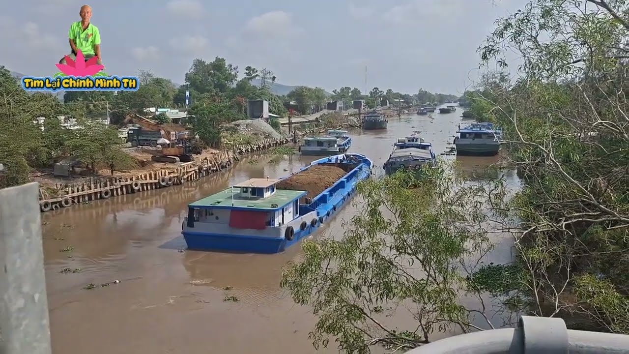 Cảnh xà lan xuống đất vừa xong chuẩn bị xuất bện