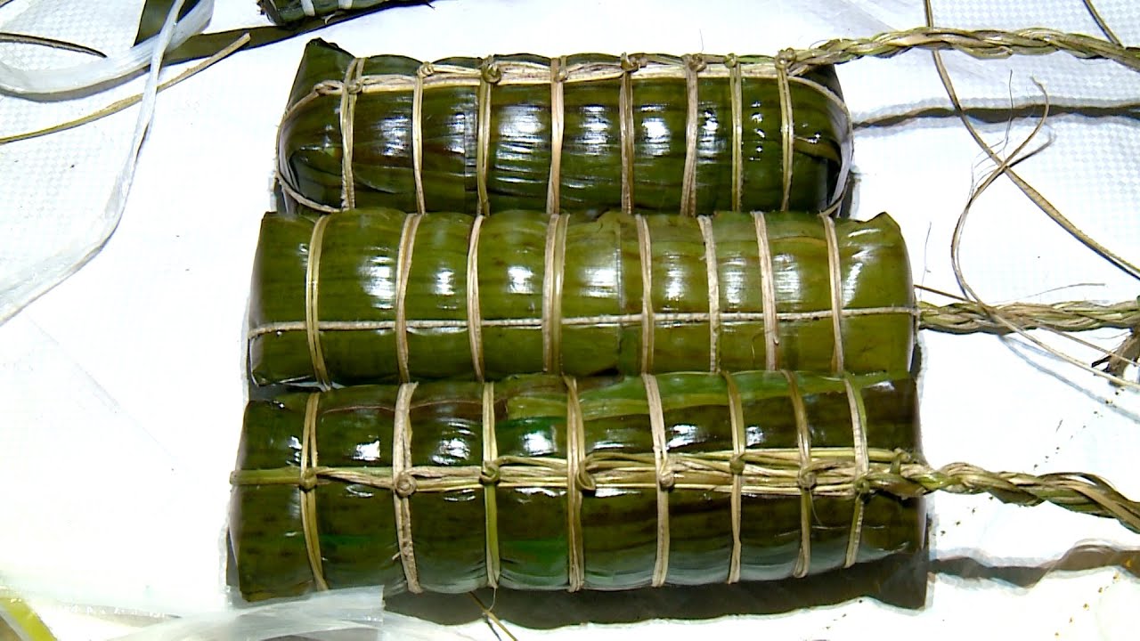 Cách gói bánh tét truyền thống của người dân miền tây - Hương Sắc Miền Tây.