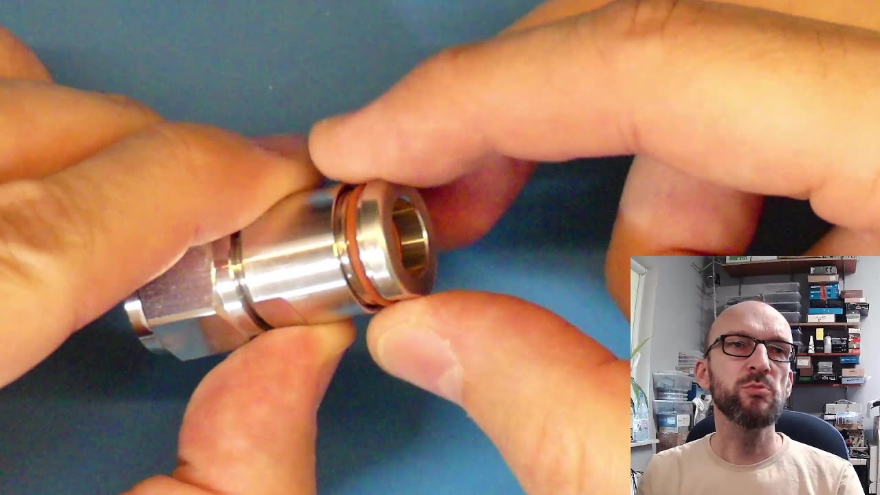 Przew&oacute;d antenowy CNT-400 i dedykowany do niego wtyk zaciskany typu N