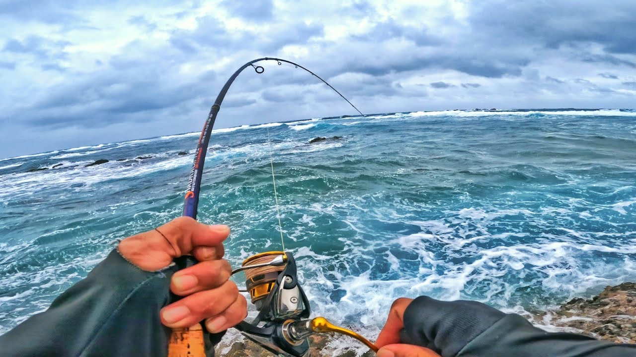 Light Tackle Vs Giant Trevally - extreme Rock Fishing Philippines