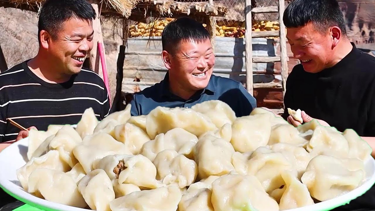 年后三兄弟重聚小院，一起包团圆饺子吃，蘸上秘制辣油一口一个吃嗨了！【黄土兄弟】