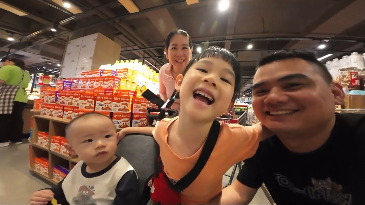 老七今天不上班带越南老婆和孩子们出门逛一逛河源的超市！
