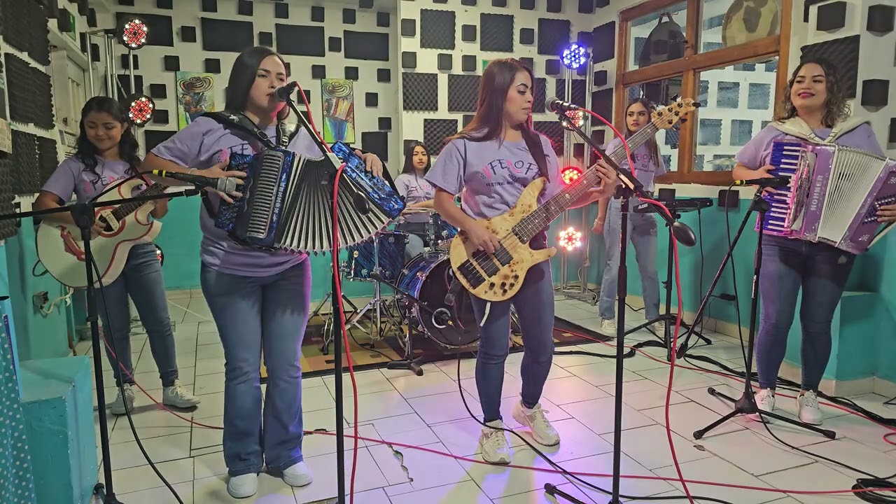 Dos Botellas de Mezcal (con Poker de Reinas) - Valeria La Sonrisa Del Acordeón