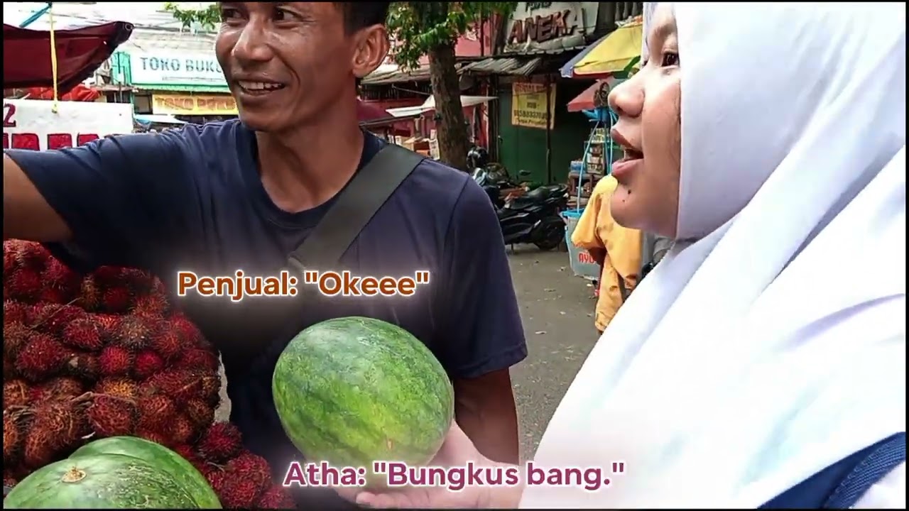 Bernegosiasi Membeli Buah Semangka di Pasar 