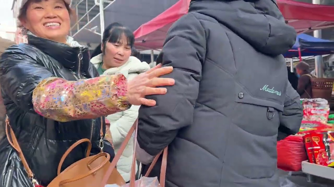 去山區小鎮趕場，街道上鞭炮聲聲。遇到一隻手骨如柴的狗，在街道上找吃的