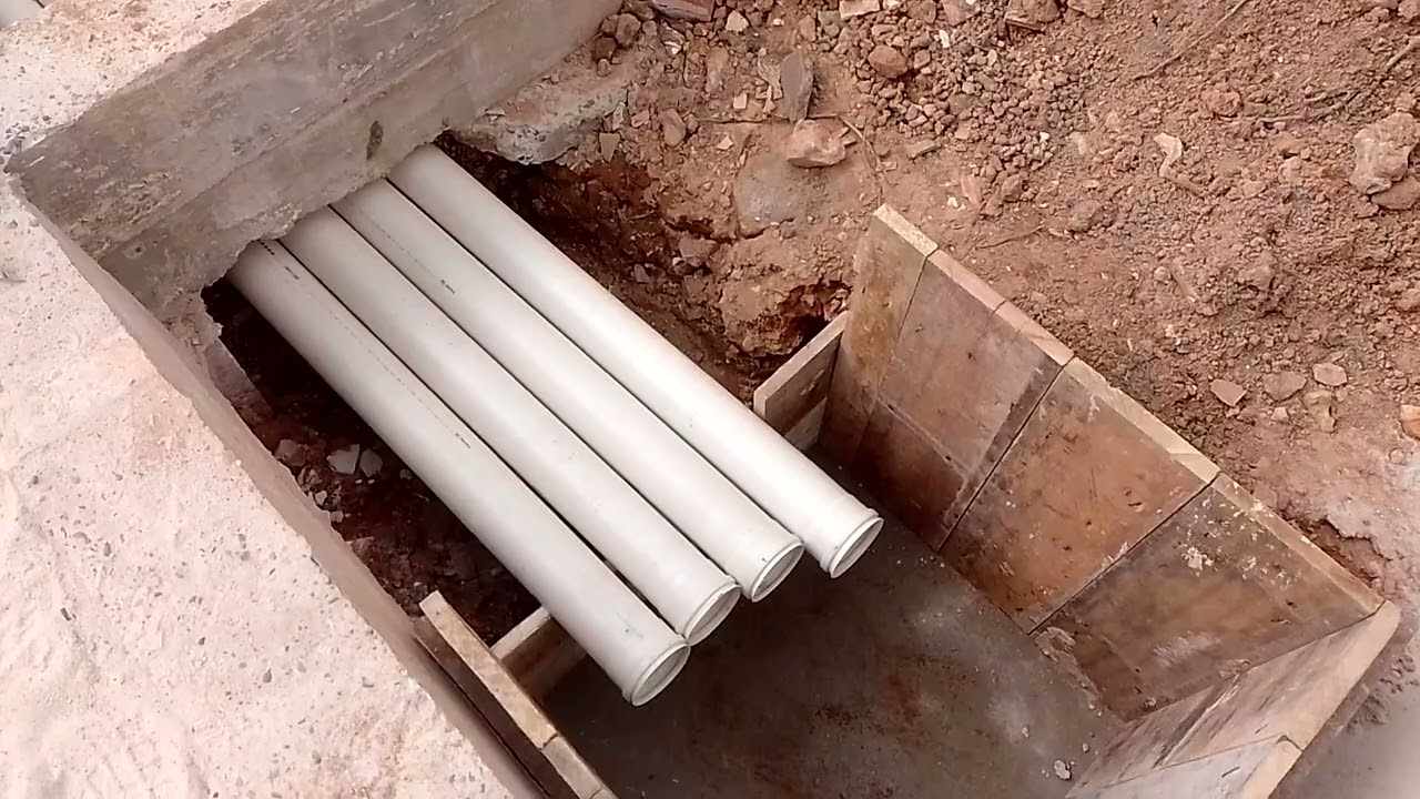 Mostrando Mais um passo da instalação da caixa de gordura e das tubulações.