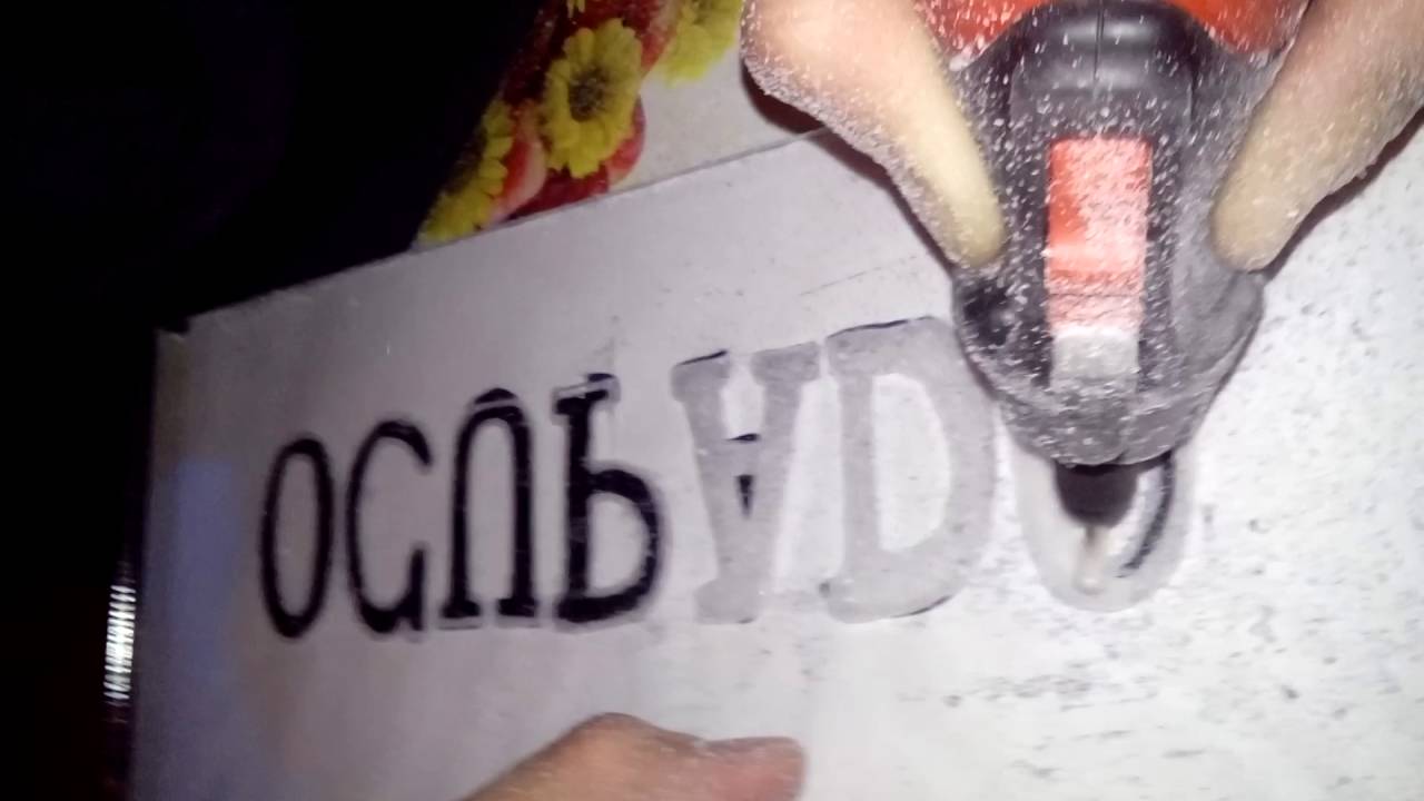 Grabado en pl&aacute;stico, con mini torno.