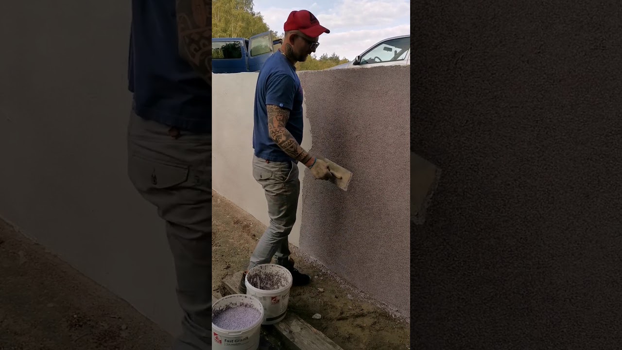 Tynk mozaikowy  nakładany ręcznie na ścianie wjazdu garażu.