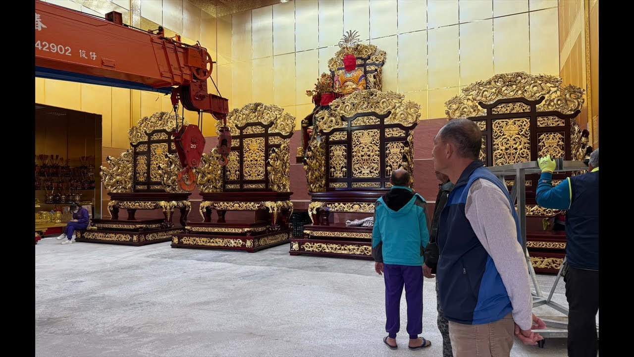 「台中代天五王府 囝仔公」正在直播！恭迎聖駕 迎接八尊王爺母娘 原木神尊回到本府 第二天吊置作業｜1150131