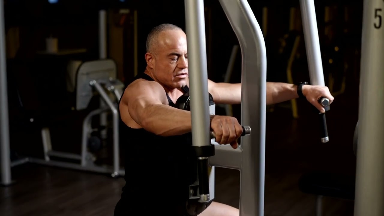 כתפיים אחורית - הרחקה אופקית בישיבה במכונה