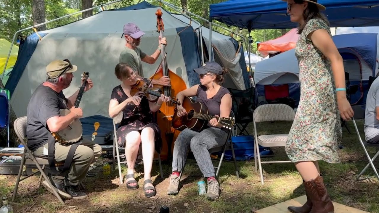Flatfooter Gina Dilg - Clifftop 2025 - Kristen (f) Redbird – Dolly and the Devil CD party