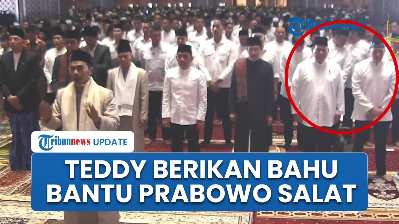 Viral Video Seskab Teddy Ambil Saf Salat Id di Sebelah Prabowo, Berikan Bahu Bantu Presiden Ibadah