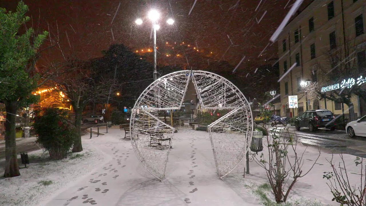 Neve, Castelli Romani imbiancati prima dell'alba: vento e fiocchi a Rocca di Papa