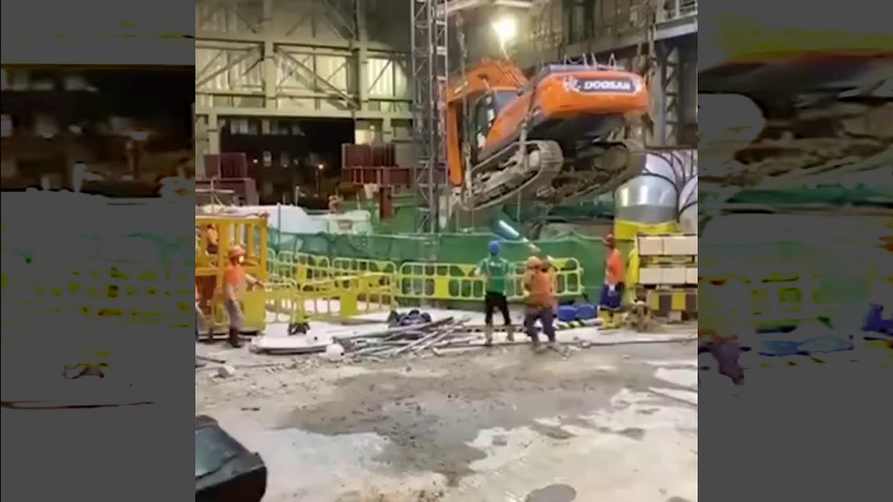 😱 😱 THE SECONDS WHEN THE EXCAVATOR FELL INTO A MINING HOLE THAT WAS TENS OF METERS DEEP