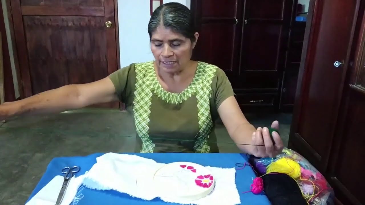 Cómo bordar una bolsita de manta con una flor en forma de corazones