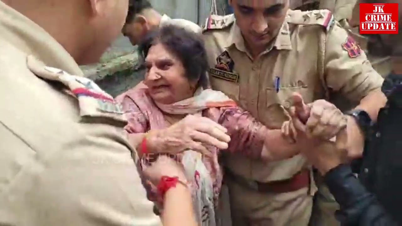 मकान के अंदर फंसे तीन लोग पुलिस ने किया रेस्क्यू ,भाजपा विधायक भी रहे मोके पर मौजूद।