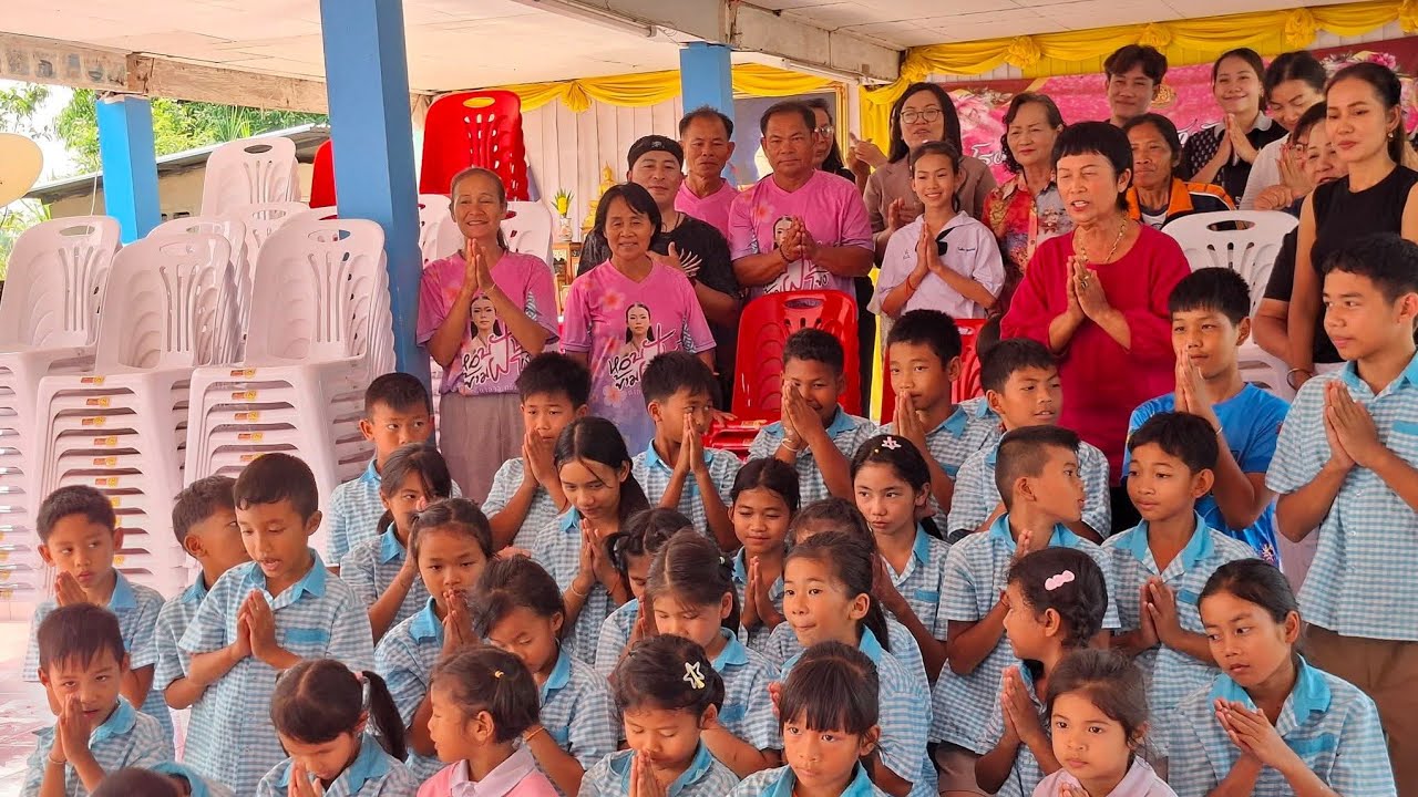 คุณครูถึงกับน้ำตาไหลธิดาลาวนำผ้าป่าเก้าอี้บ้านศรีวิไลมามอบให้โรงเรียน