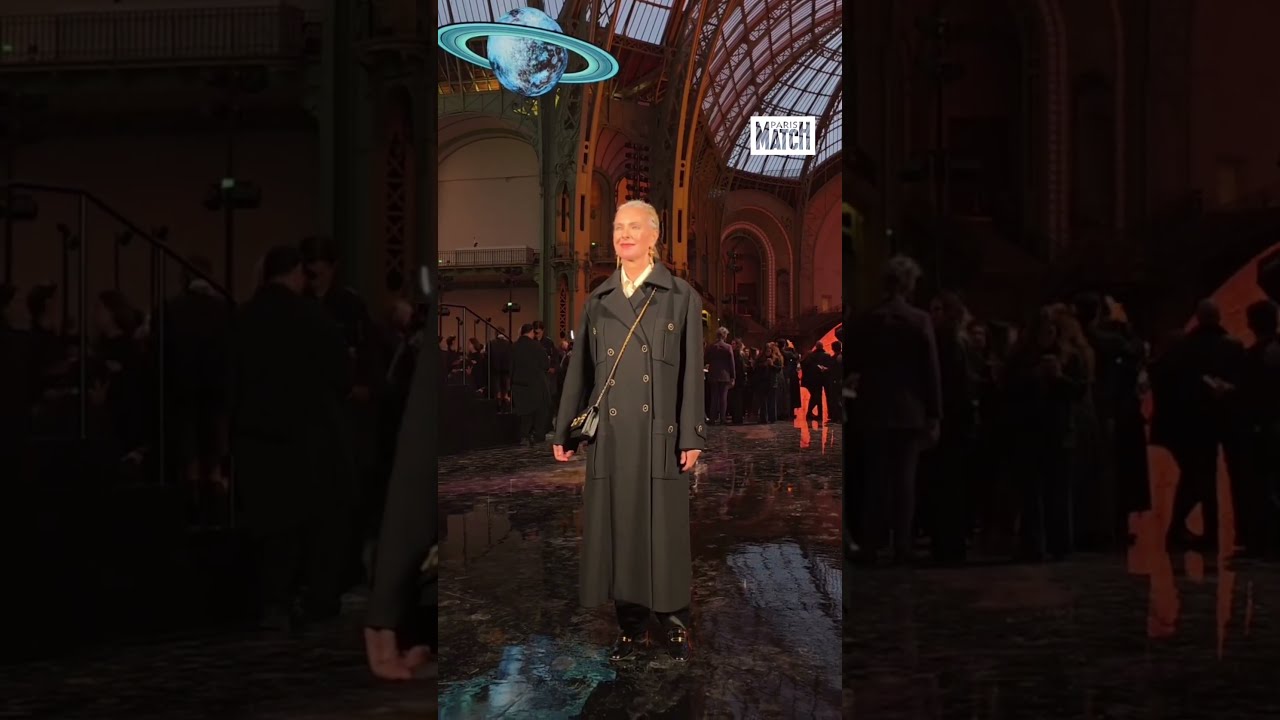 Carole Bouquet prend la pose avant le d&eacute;but du show Chanel.