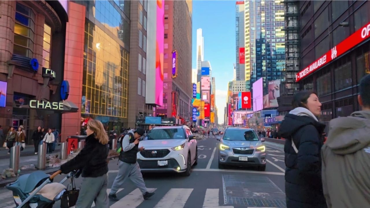 Where Did Everyone Go? 🤯 Times Square in February – Shuttered Shops & So Few People! 🚶‍♀️❄️