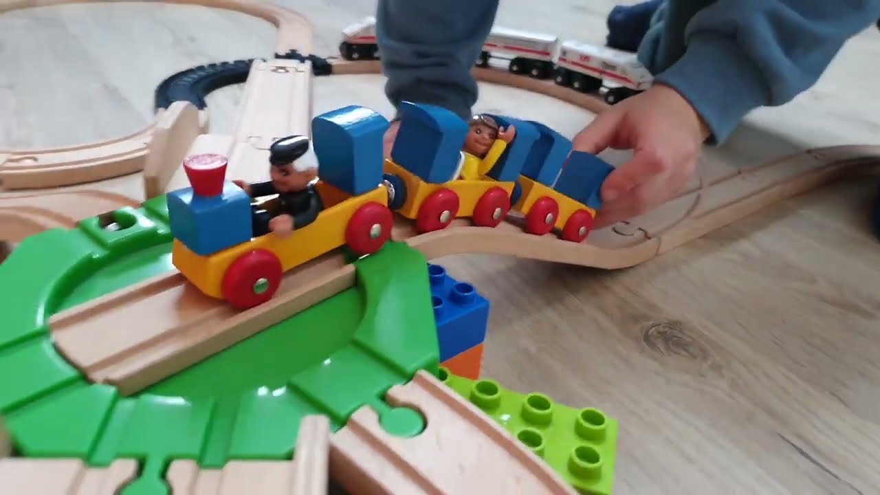 Riesige Eisenbahnstrecke mit Autos, Drehkreuz, Bahnübergang, Polizei 🚂 | Züge Holzeisenbahn Brücke