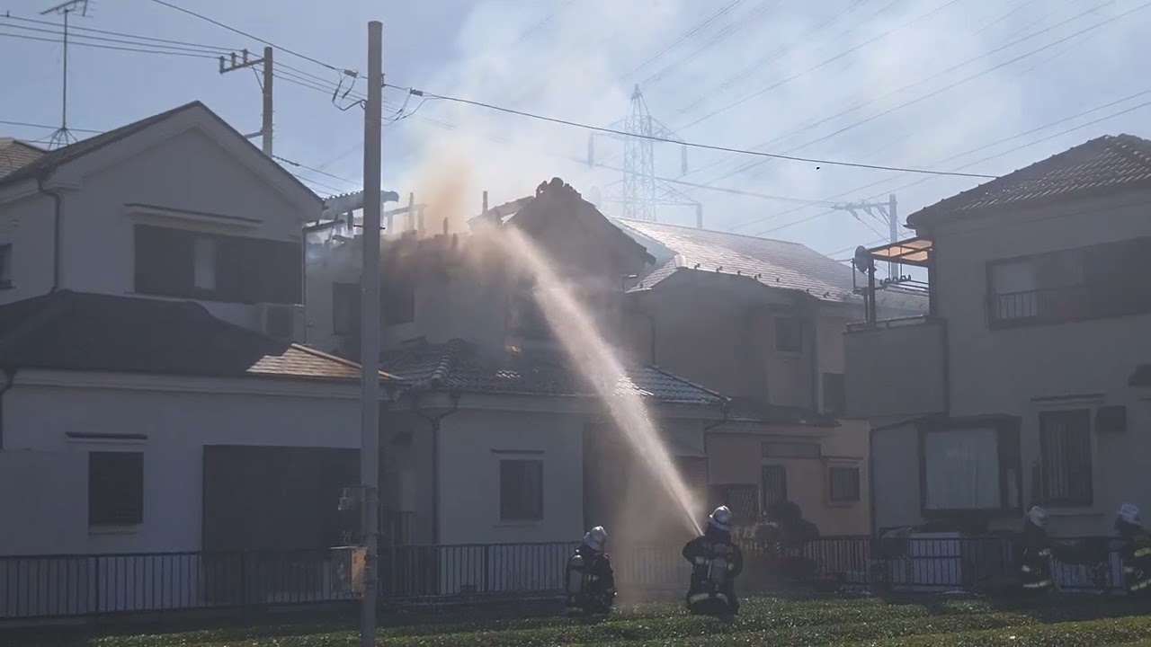 火災を気を付けて、消防士さんはしごを上がって慎重に