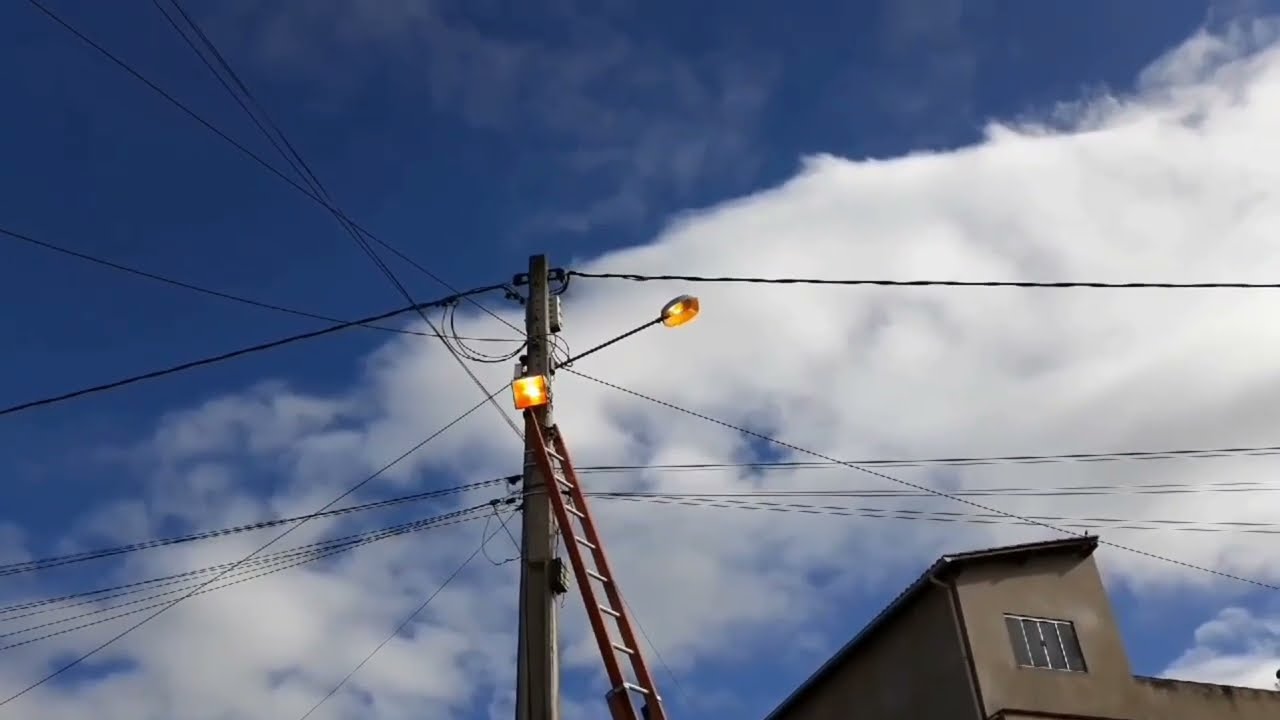 Luz acesa em postes durante o dia? Você sabe quem paga essa conta?  Video passo a passo.