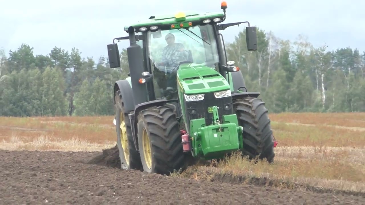 распашка пшеничного поле трактором John Deere 8320R