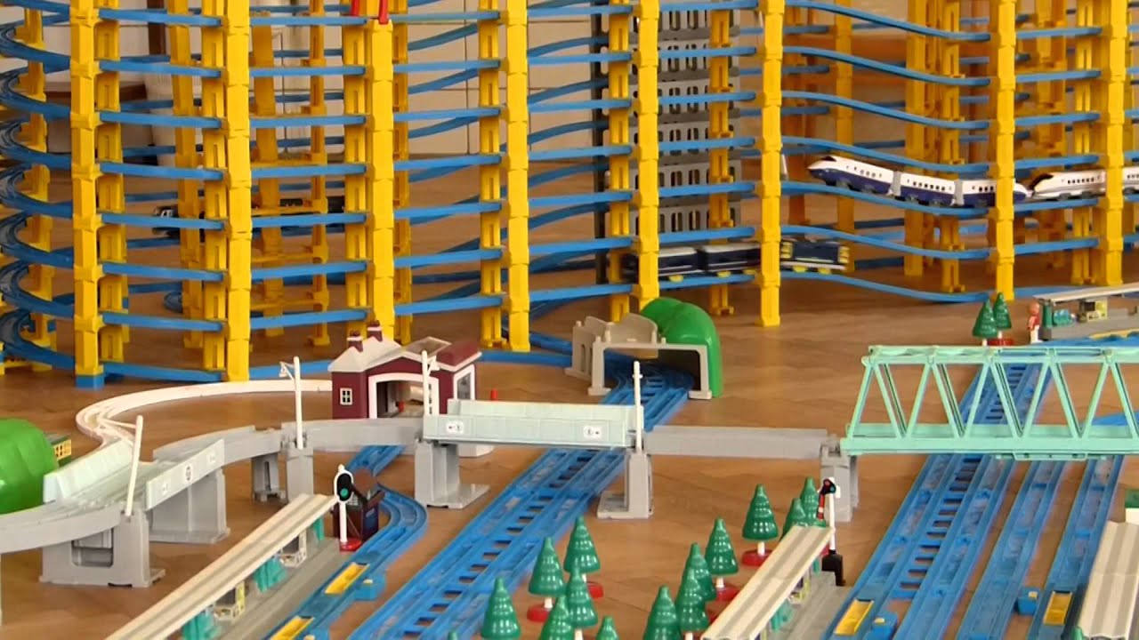 プラレール Tomy Plarail 17 trains on Twin tower / Quadruple spiral layout, 2014 [HD]