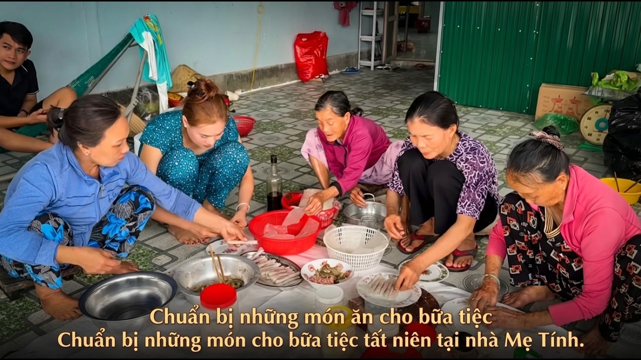 Chuẩn bị những món ăn cho bữa tiệc tất niên tại nhà Mẹ Tính. Quá chời món cả nhà. 