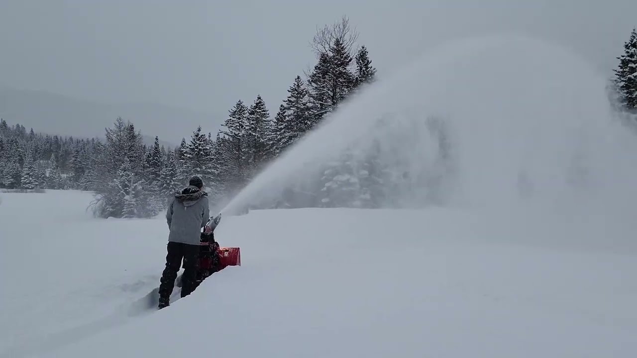 Honda Snowblower HSS1332CTD :  Blowing snow into orbit!