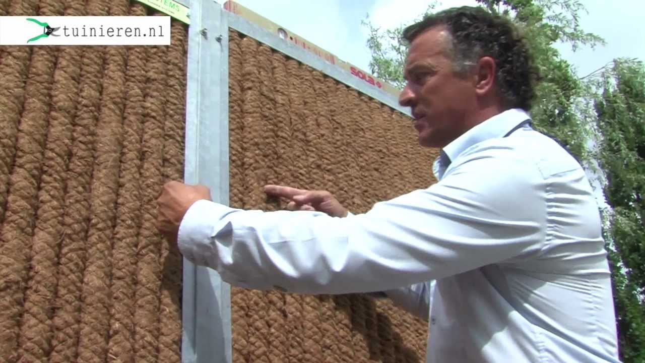 Kokos schutting met stalen palen plaatsen - Tuinieren.nl
