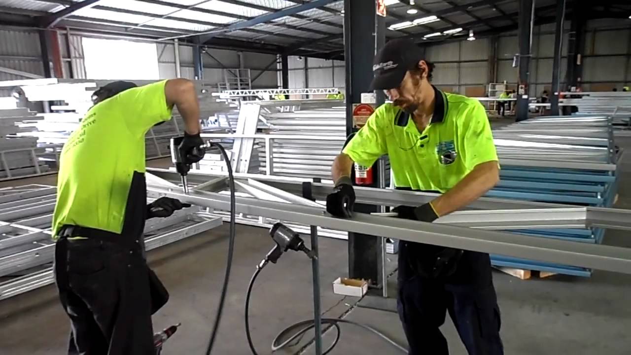 12.7m steel truss...3 men...12 minutes!