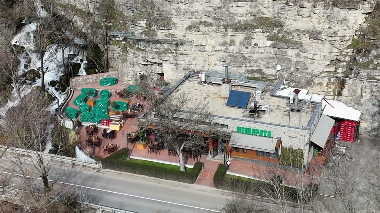 Ресторант Пещерата, гара Лакатник и околните скали от въздуха