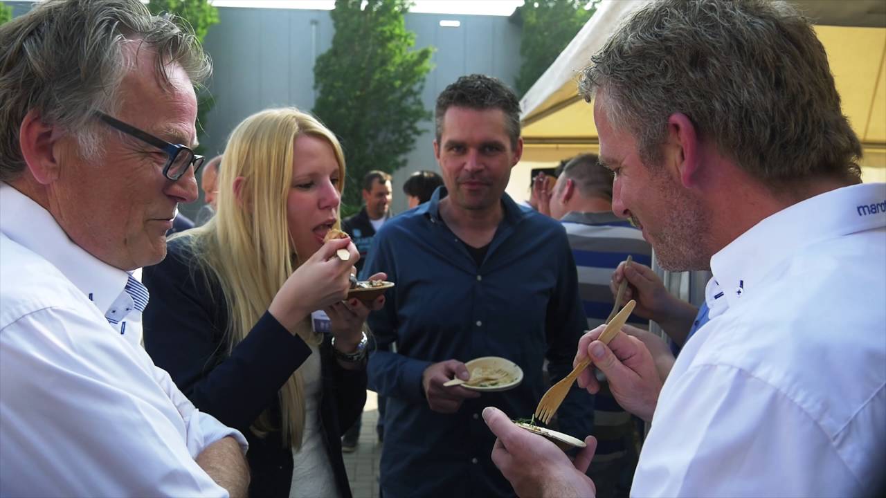 Bedrijfsfeest MARO Techniek met keramische bbq en speenvarken aan het spit