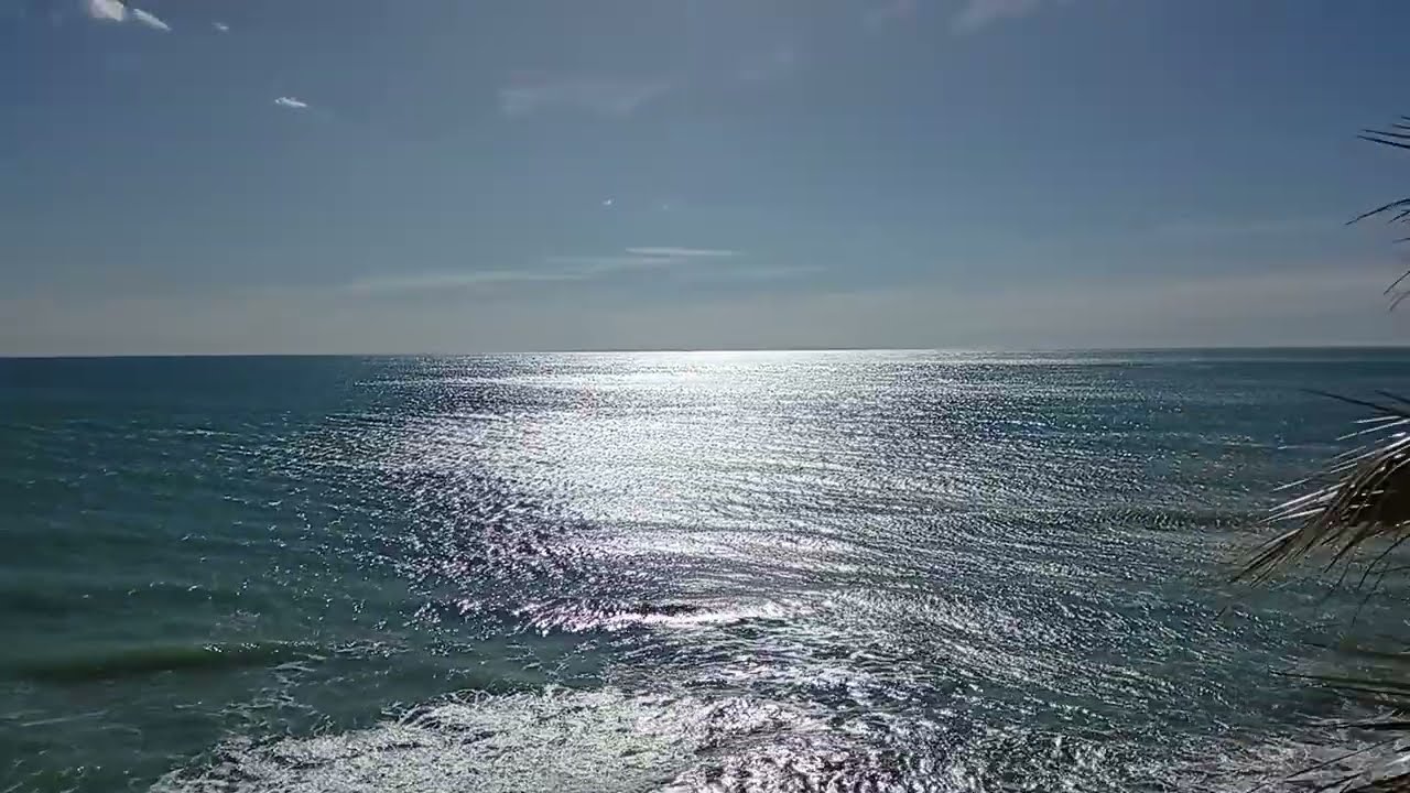 Iglesia en lo alto de la cima de la montaña del mar en Tarragona 