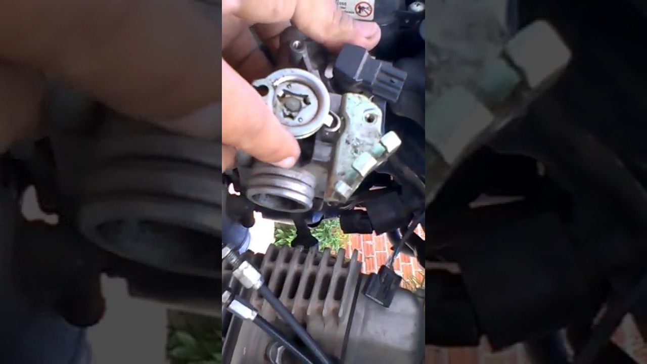 Trocando o coletor de admissao da honda 150 fan