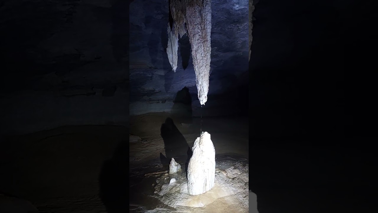 &Aacute;gua pingando da estalactite para estalagmite