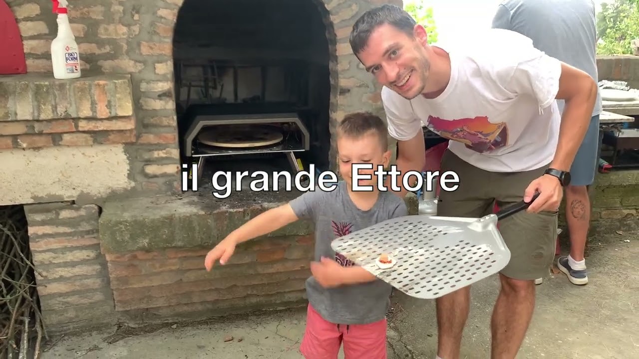 gli Amici di Masiera con le pizze cotte nel QQ16