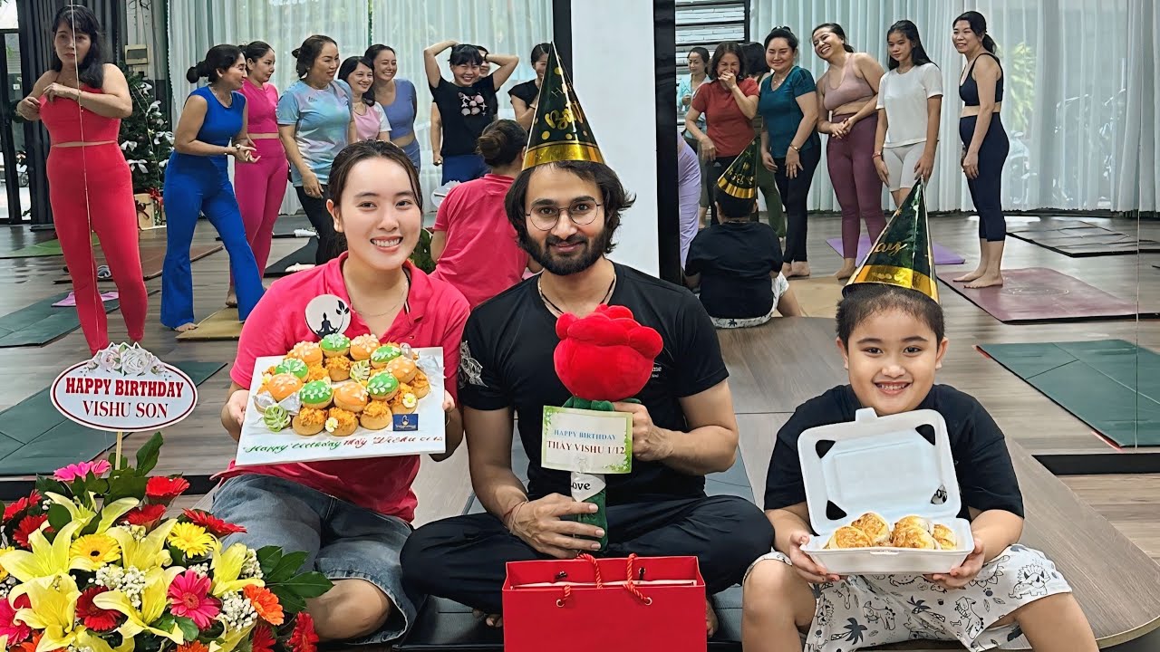 Happy Birthday To Me 💐 | Birthday Celebration In Vietnam | India 🇮🇳 Vietnam 🇻🇳 Couple 😍