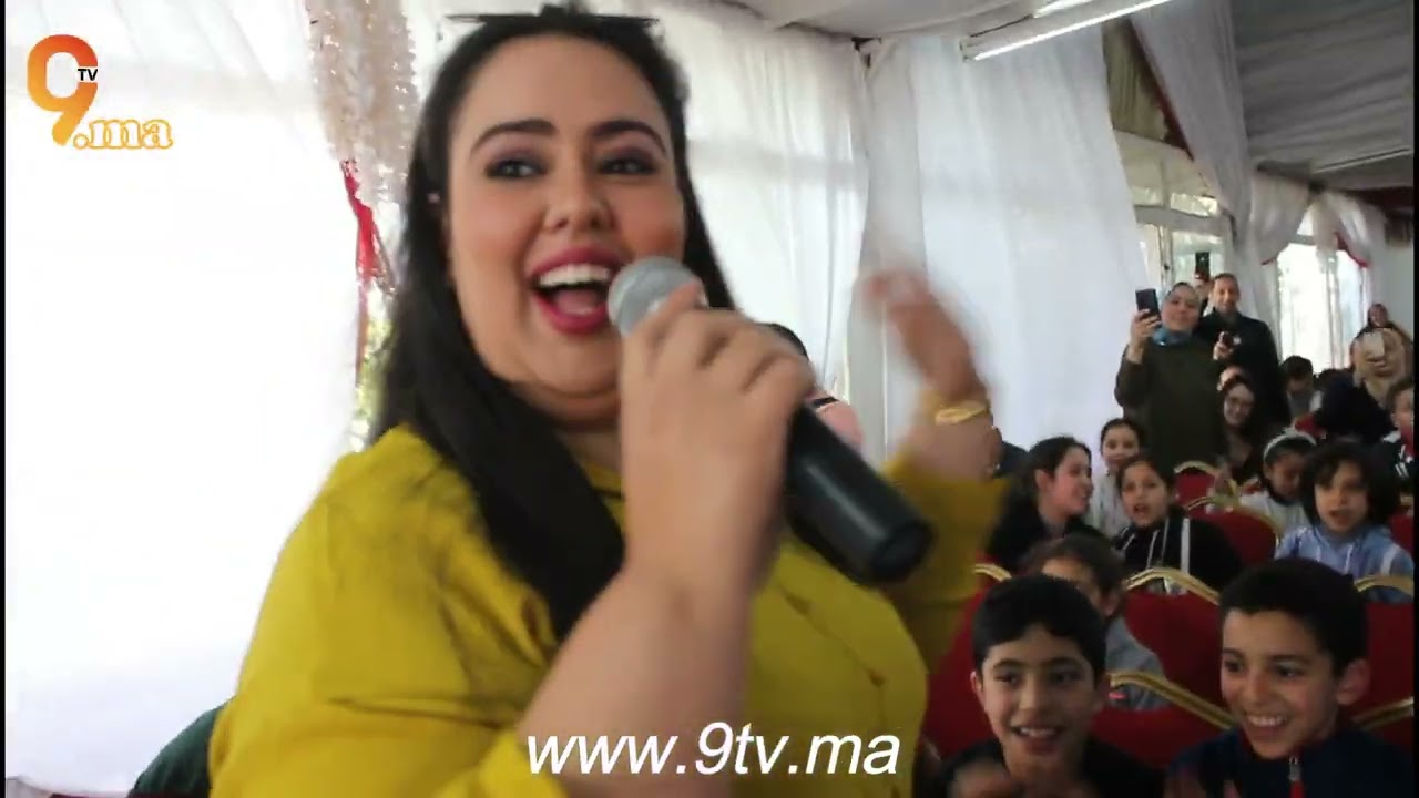 الفنانة سكينة درابيل محيحة مع الاطفال في بني ملال