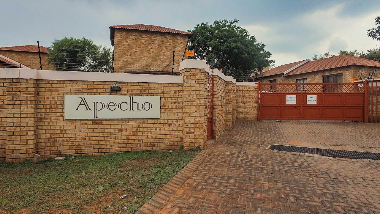 2 Bedroom Simplex for sale in Gauteng | Johannesburg | Roodepoort | Witpoortjie | 9 Ape |