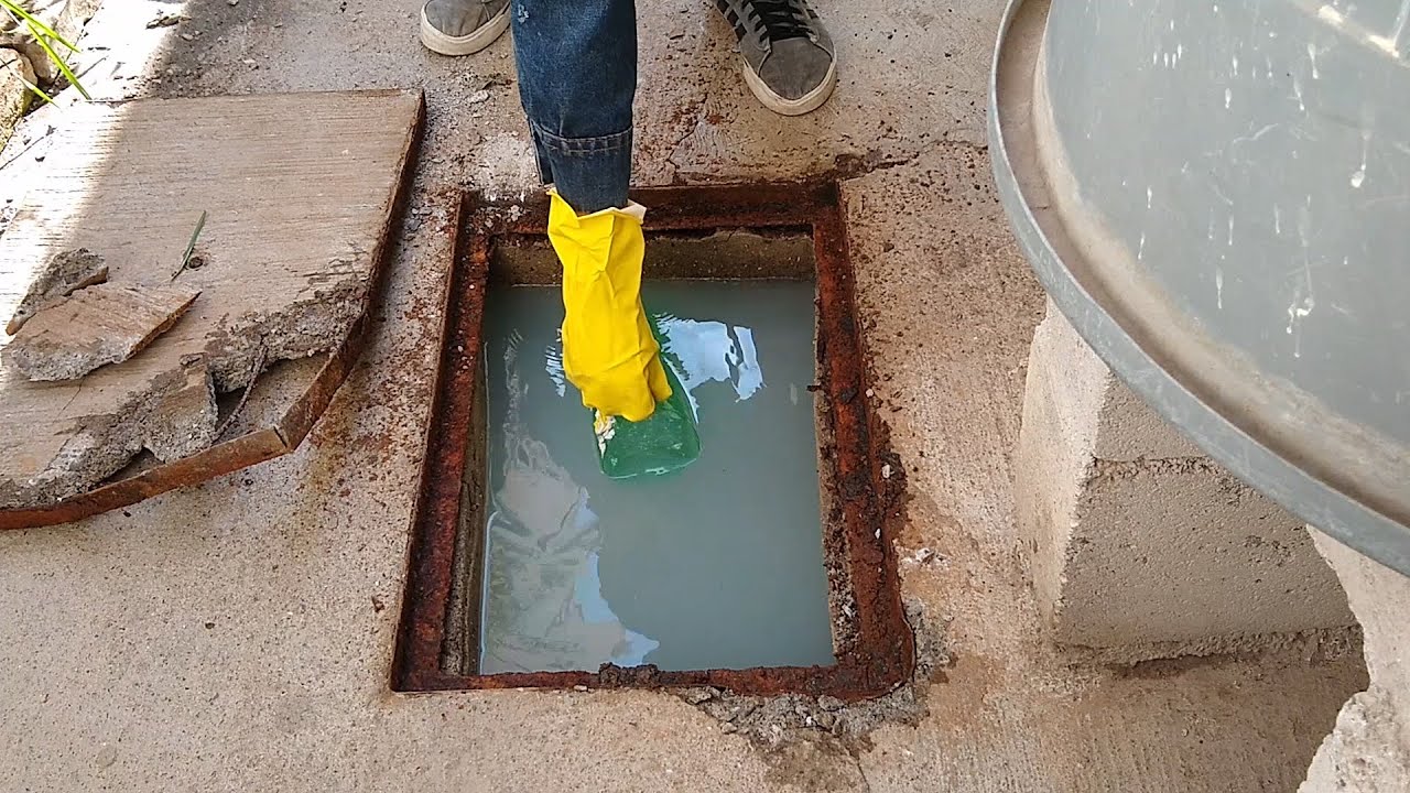 ¡DRENAJE TAPADO! 🚽❌ Cómo DESTAPAR un REGISTRO SANITARIO y CAMBIAR la TAPA VIEJA (Plomería FÁCIL) 🛠️💰
