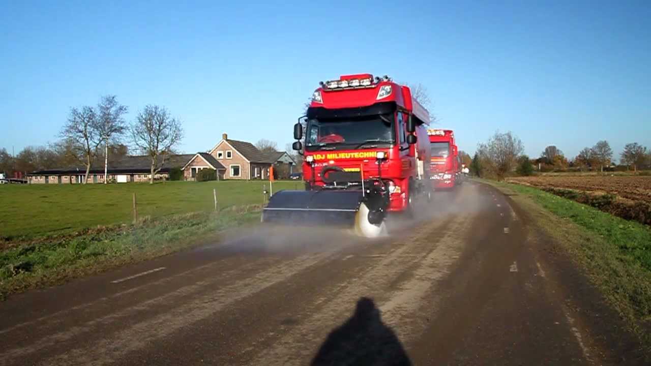 Rolbezem wegdekreiniger - reinigen onder 350 bar hogedruk