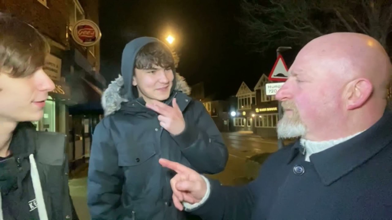 El Vikingo le hace test de hombría a borrachines ingleses y humillan al Momo - Christian Martin