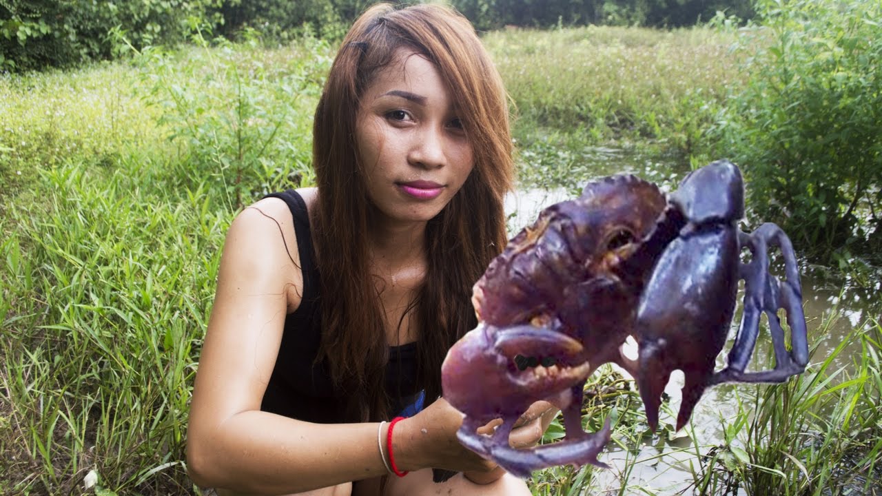 Amazing Beautiful Girl Catch Crab Barehanded