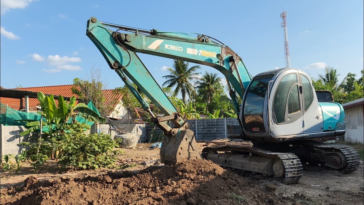 รถแบคโฮป๋าเจ๊าะให้ช่างมาเช็คระบบใหม่ไฉไลกว่าเดิน