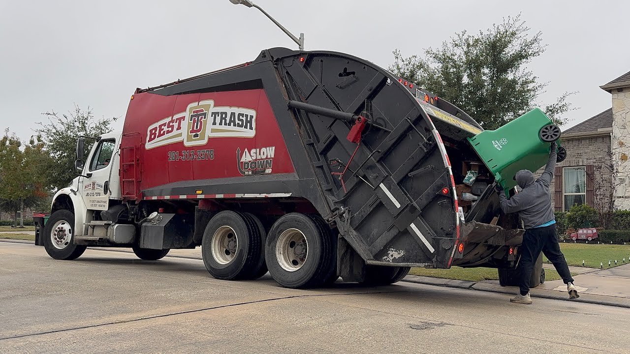 Best Trash: Old Freightliner M2 McNeilus Rear Loader Garbage Truck