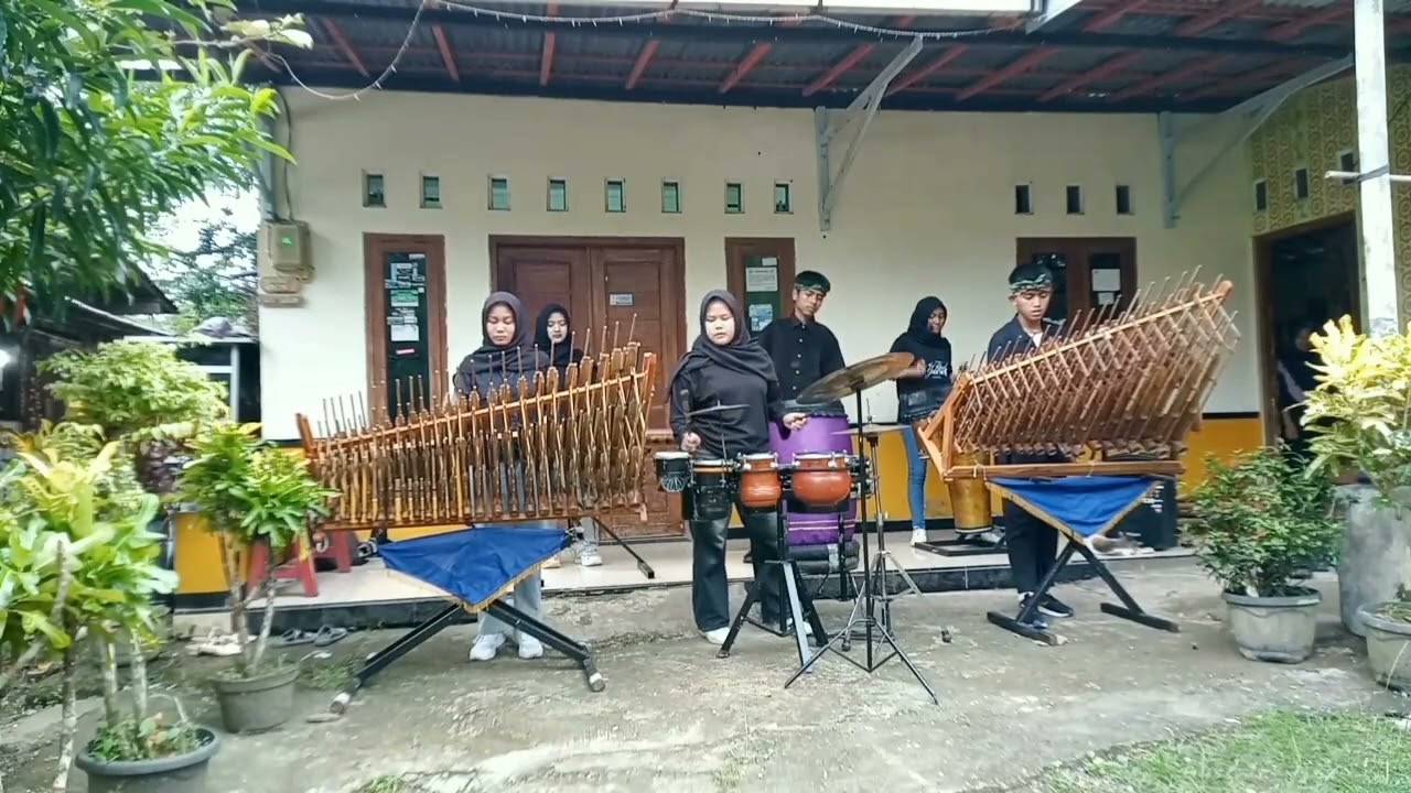 Take vidio platihan kenthongan siswa/siswi SMUN sumpyuh kls 11b2 kelompok 3