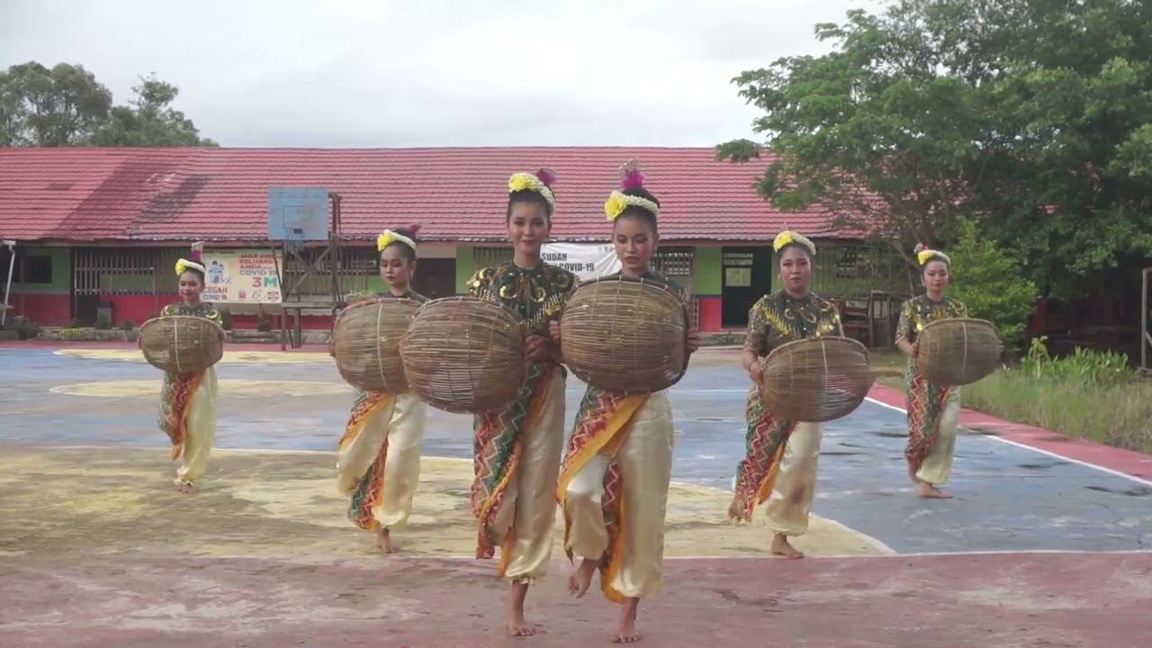 TARI TANGGUK (SMA 1 ALALAK)